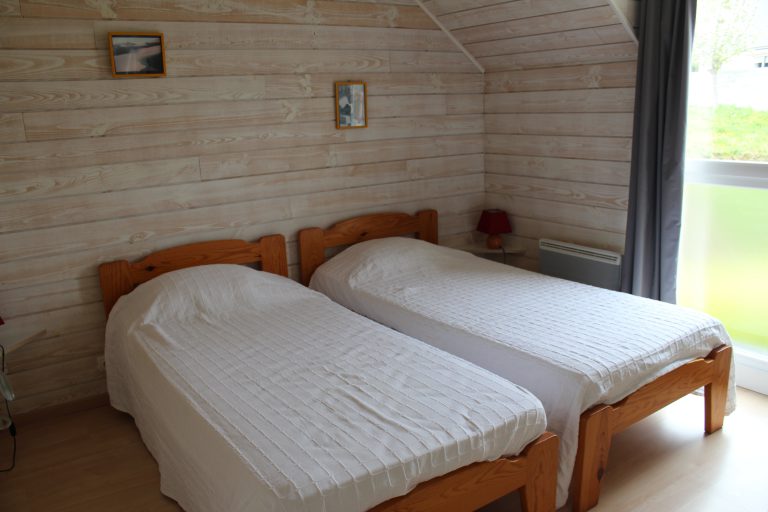 Location meublée - chambre blanche